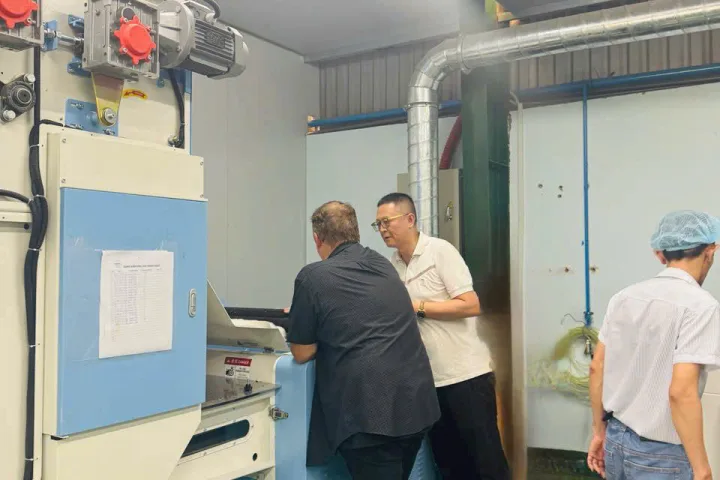 Máy nhồi bông trong xưởng sản xuất