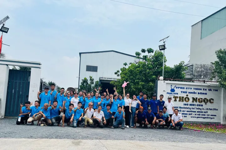 Tập thể Thỏ Ngọc trước cổng xưởng
